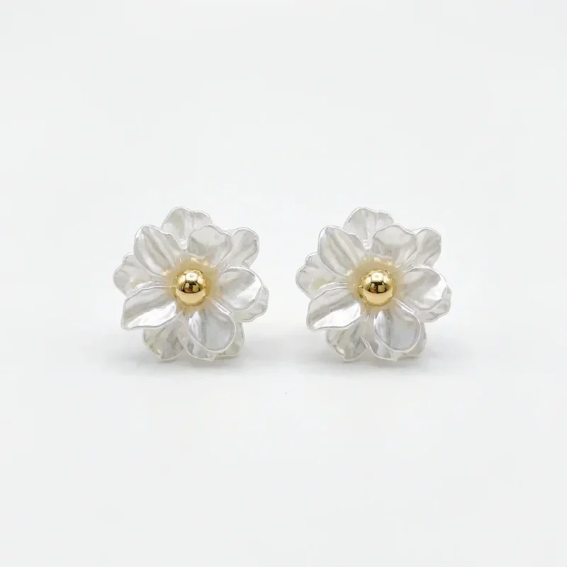 Shell Camellia Flower S925 Silver Stud Earrings - 图像 1